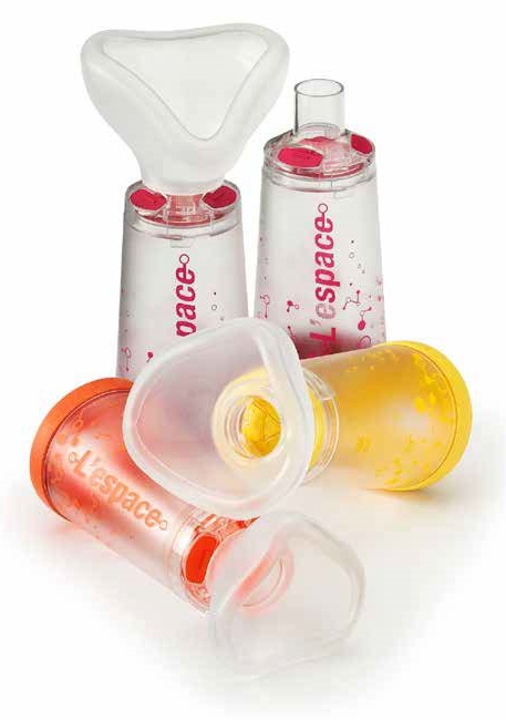CAMERA DISTANZIATRICE PER EROGATORI SPRAY PREDOSATI L'ESPACE 220 ML PER ADULTI CON BOCCAGLIO VALVOLA INSPIRAZIONE 2 VALVOLE ESPIRAZIONE CODICE COLORE MAGENTA - FARMAPRIME